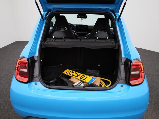 Abarth 500 Abarth Scorpionissima 42 kWh 155PK | Panoramadak | Navigatie | Sportstoelen | Alcantara Interieur | Stoelverwarming | Apple CarPlay & Android Auto