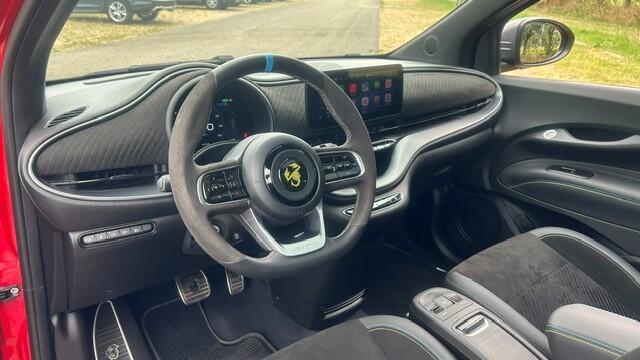 Abarth 500 Abarth Turismo 42 kWh 8.000KM!! NAVIGATIE PREMIUM, APPLE CARPLAY, DAB, PANORAMADAK, STOELVERWARMING, DODEHOEK ASSIST, SPOOR ASSIST, PARKEERHULP V/A, ACHTERUITRIJCAMERA, 18"ABARTH L/M VELGEN, ENZ. ENZ. NIEUWPRIJS ¤41.490,-!!