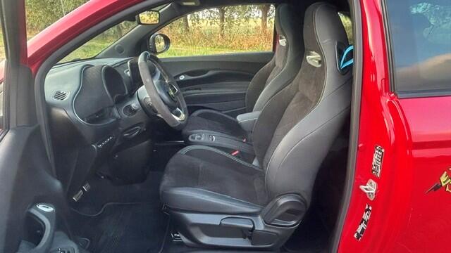 Abarth 500 Abarth Turismo 42 kWh 8.000KM!! NAVIGATIE PREMIUM, APPLE CARPLAY, DAB, PANORAMADAK, STOELVERWARMING, DODEHOEK ASSIST, SPOOR ASSIST, PARKEERHULP V/A, ACHTERUITRIJCAMERA, 18"ABARTH L/M VELGEN, ENZ. ENZ. NIEUWPRIJS ¤41.490,-!!