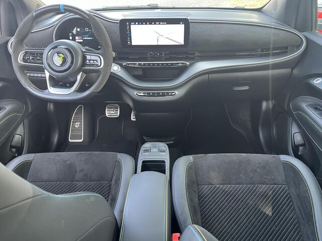 Abarth 500 500e Abarth Turismo 42 kWh / Accu SoH 98,43 % / CCS snel laden / Panorama dak / Navigatie / Sportstoelen / Climate Control / Apple Carplay Android / 18" LM wielen /