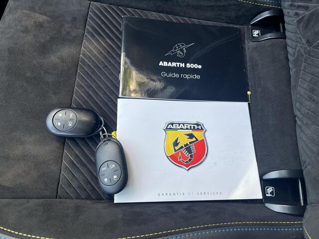 Abarth 500 500e Abarth Turismo 42 kWh / Accu SoH 98,43 % / CCS snel laden / Panorama dak / Navigatie / Sportstoelen / Climate Control / Apple Carplay Android / 18" LM wielen /