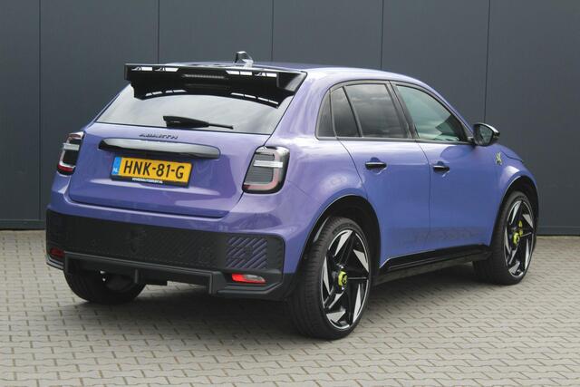 Abarth 600e Abarth Scorpionissima 54 kWh 282PK | Fabrieksgarantie | Kuipstoelen | Cruise control Adaptief | Apple Carplay/Android Auto | Parkeercamera | Half leder/alcantara | Voorruit verwarming | Parkeersensoren | Bluetooth | Navigatie |