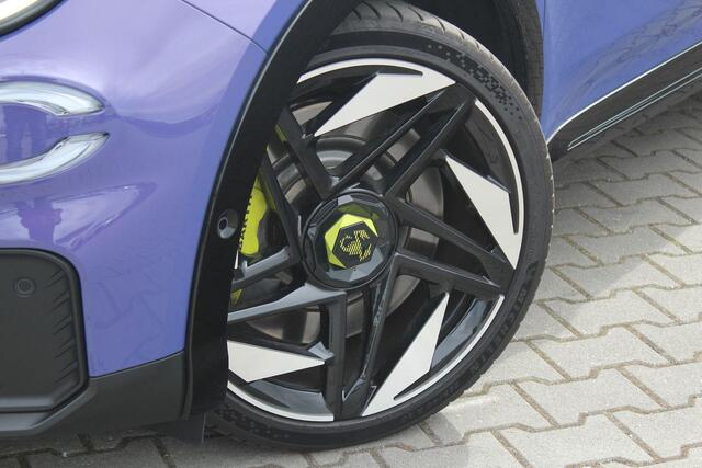 Abarth 600e Abarth Scorpionissima 54 kWh 282PK | Fabrieksgarantie | Kuipstoelen | Cruise control Adaptief | Apple Carplay/Android Auto | Parkeercamera | Half leder/alcantara | Voorruit verwarming | Parkeersensoren | Bluetooth | Navigatie |