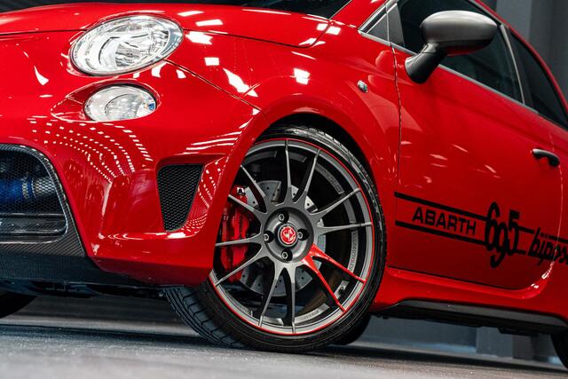 Abarth 695 Biposto *O.Z. Lichtmetalen velgen / Akrapovic / Carbon in-exterieur / Sportstoelen / Brembo-Remmen*