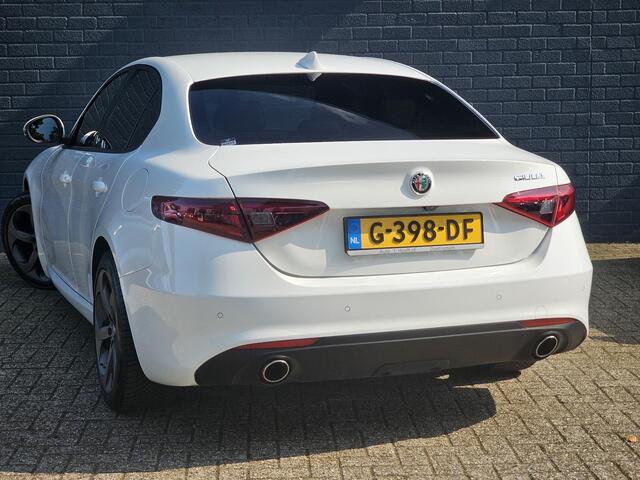 Alfa Romeo GIULIA 2.2 / 230 PK / BTW AUTO / TREKHAAK /LEDER / XENON /
