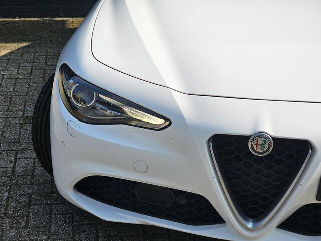 Alfa Romeo GIULIA 2.2 / 230 PK / BTW AUTO / TREKHAAK /LEDER / XENON /