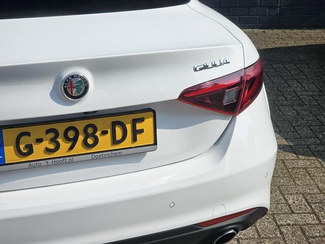 Alfa Romeo GIULIA 2.2 / 230 PK / BTW AUTO / TREKHAAK /LEDER / XENON /
