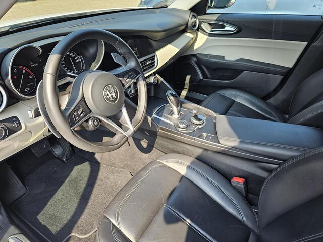 Alfa Romeo GIULIA 2.2 / 230 PK / BTW AUTO / TREKHAAK /LEDER / XENON /