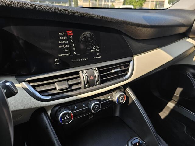 Alfa Romeo GIULIA 2.2 / 230 PK / BTW AUTO / TREKHAAK /LEDER / XENON /