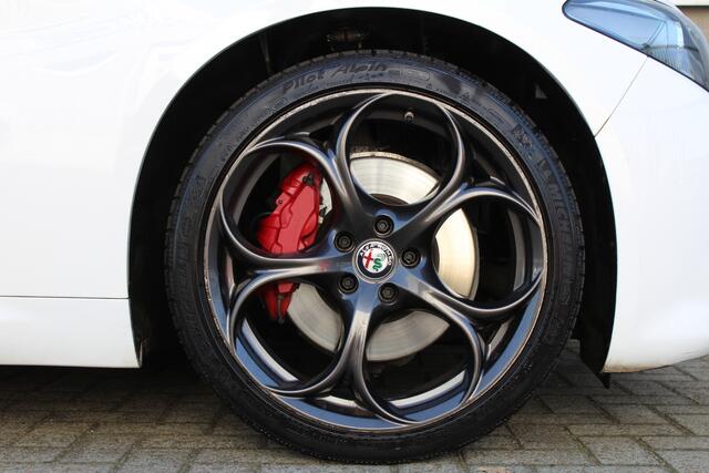 Alfa Romeo GIULIA 2.0T 280PK AWD Veloce | Panoramadak | Harman Kardon | BLIS | Leder | Camera | Dealer Onderhouden