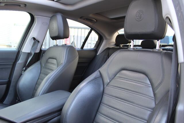 Alfa Romeo GIULIA 2.0T 280PK AWD Veloce | Panoramadak | Harman Kardon | BLIS | Leder | Camera | Dealer Onderhouden