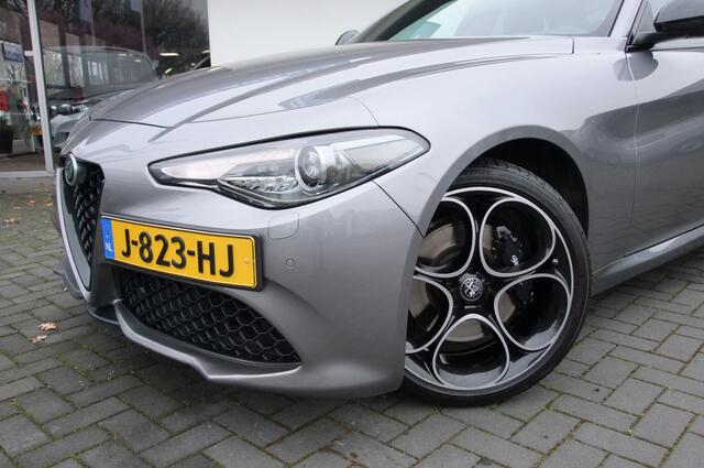 Alfa Romeo GIULIA 2.0T Super / Sportstoelen/ Memory/ Harman Kardon/ Camera/ 19 inch/ Stoelverwarming/ Stuurverwarming