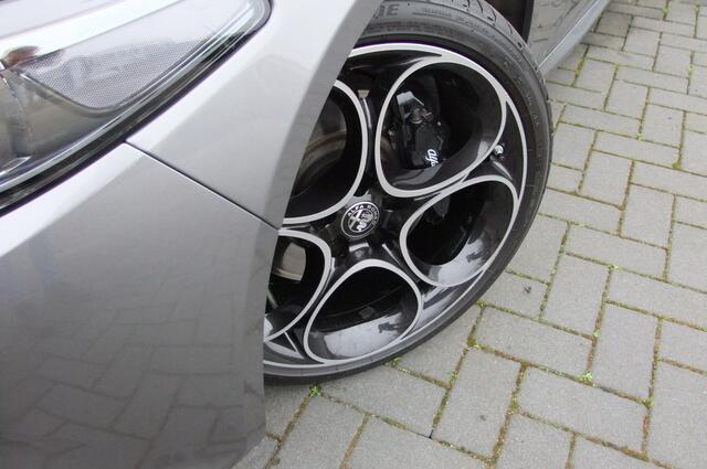 Alfa Romeo GIULIA 2.0T Super / Sportstoelen/ Memory/ Harman Kardon/ Camera/ 19 inch/ Stoelverwarming/ Stuurverwarming