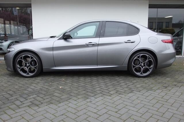 Alfa Romeo GIULIA 2.0T Super / Sportstoelen/ Memory/ Harman Kardon/ Camera/ 19 inch/ Stoelverwarming/ Stuurverwarming