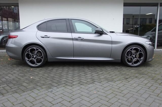Alfa Romeo GIULIA 2.0T Super / Sportstoelen/ Memory/ Harman Kardon/ Camera/ 19 inch/ Stoelverwarming/ Stuurverwarming
