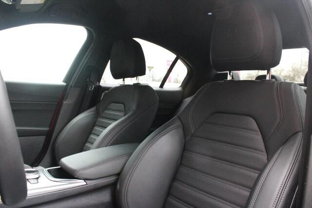 Alfa Romeo GIULIA 2.0 T 280PK GME AWD VELOCE | ROSSO ETNA | HARMAN EN KARDON AUDIO | RIJASSISTENPAKKET | DODEHOEK DETECTIE | ELEKTRISCH BEDIENBARE VOORSTOELEN MET GEHEUGEN FUNCTIE | LEDEREN BEKLEDING | FULL LED KOPLAMPEN | NAVIGATIE | APPLE CARPLAY/ANDROID AUTO | PARKEERSE