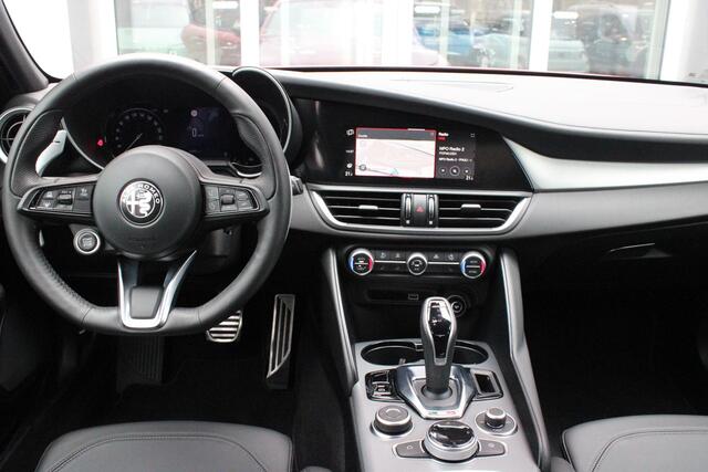 Alfa Romeo GIULIA 2.0 T 280PK GME AWD VELOCE | ROSSO ETNA | HARMAN EN KARDON AUDIO | RIJASSISTENPAKKET | DODEHOEK DETECTIE | ELEKTRISCH BEDIENBARE VOORSTOELEN MET GEHEUGEN FUNCTIE | LEDEREN BEKLEDING | FULL LED KOPLAMPEN | NAVIGATIE | APPLE CARPLAY/ANDROID AUTO | PARKEERSE