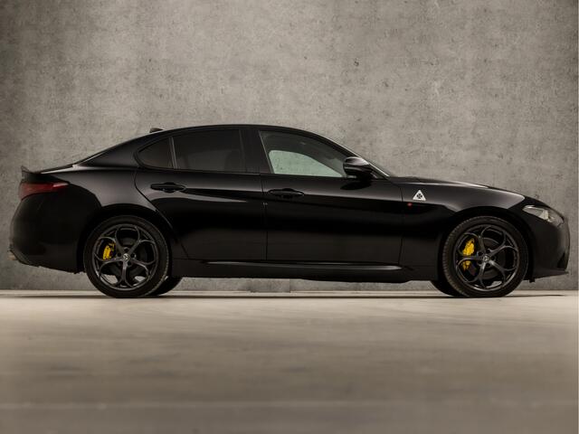 Alfa Romeo GIULIA 2.0T Sport 202Pk Automaat (APPLE CARPLAY, GROOT NAVI, CAMERA, ADAPTIVE CRUISE, LEDEREN SPORTSTOELEN, KEYLESS, GETINT GLAS, XENON, NIEUWE APK, NIEUWSTAAT)