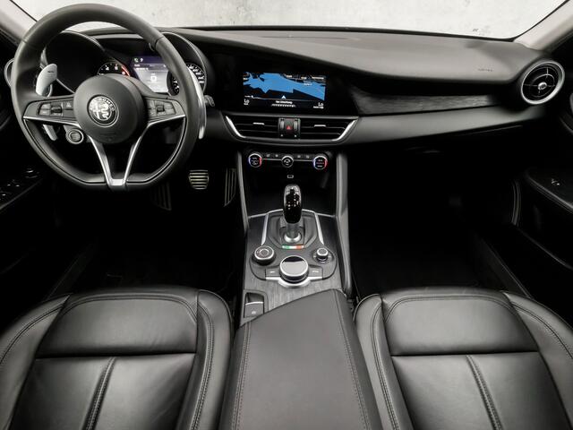 Alfa Romeo GIULIA 2.0T Sport 202Pk Automaat (APPLE CARPLAY, GROOT NAVI, CAMERA, ADAPTIVE CRUISE, LEDEREN SPORTSTOELEN, KEYLESS, GETINT GLAS, XENON, NIEUWE APK, NIEUWSTAAT)