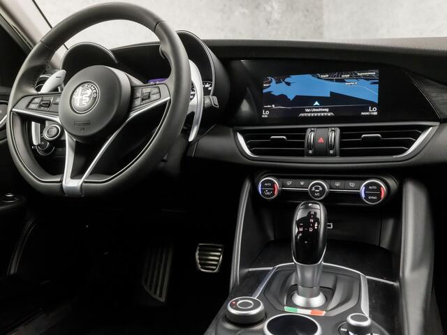Alfa Romeo GIULIA 2.0T Sport 202Pk Automaat (APPLE CARPLAY, GROOT NAVI, CAMERA, ADAPTIVE CRUISE, LEDEREN SPORTSTOELEN, KEYLESS, GETINT GLAS, XENON, NIEUWE APK, NIEUWSTAAT)