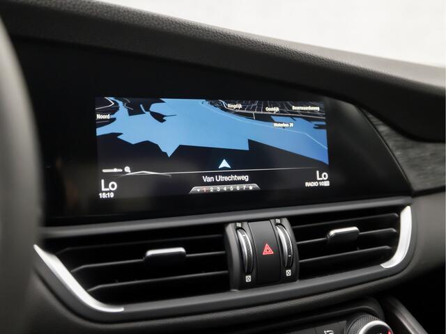 Alfa Romeo GIULIA 2.0T Sport 202Pk Automaat (APPLE CARPLAY, GROOT NAVI, CAMERA, ADAPTIVE CRUISE, LEDEREN SPORTSTOELEN, KEYLESS, GETINT GLAS, XENON, NIEUWE APK, NIEUWSTAAT)
