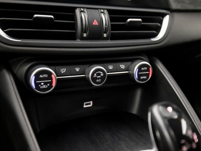 Alfa Romeo GIULIA 2.0T Sport 202Pk Automaat (APPLE CARPLAY, GROOT NAVI, CAMERA, ADAPTIVE CRUISE, LEDEREN SPORTSTOELEN, KEYLESS, GETINT GLAS, XENON, NIEUWE APK, NIEUWSTAAT)