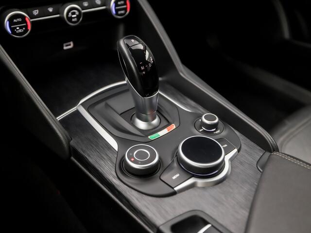 Alfa Romeo GIULIA 2.0T Sport 202Pk Automaat (APPLE CARPLAY, GROOT NAVI, CAMERA, ADAPTIVE CRUISE, LEDEREN SPORTSTOELEN, KEYLESS, GETINT GLAS, XENON, NIEUWE APK, NIEUWSTAAT)