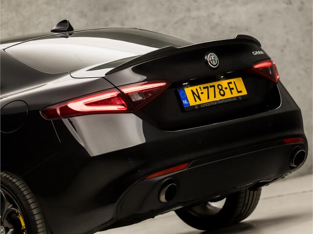 Alfa Romeo GIULIA 2.0T Sport 202Pk Automaat (APPLE CARPLAY, GROOT NAVI, CAMERA, ADAPTIVE CRUISE, LEDEREN SPORTSTOELEN, KEYLESS, GETINT GLAS, XENON, NIEUWE APK, NIEUWSTAAT)