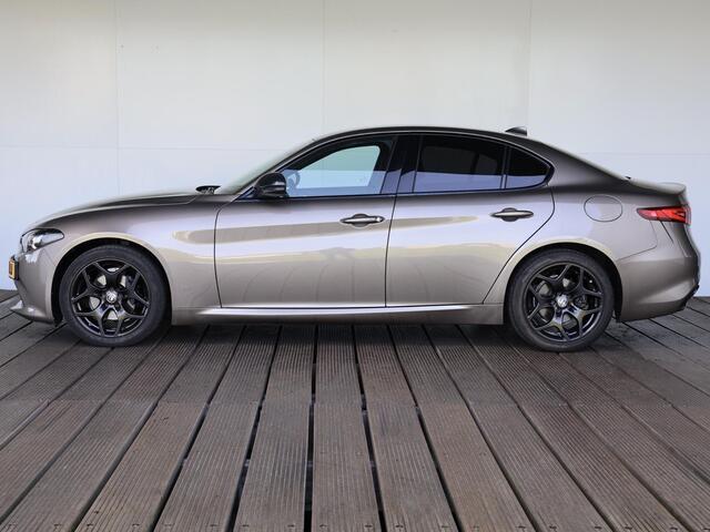 Alfa Romeo GIULIA 2.0T B-Tech | Sportstoelen | Schakelflippers | Stoel- & stuurverwarming | Unieke kleur