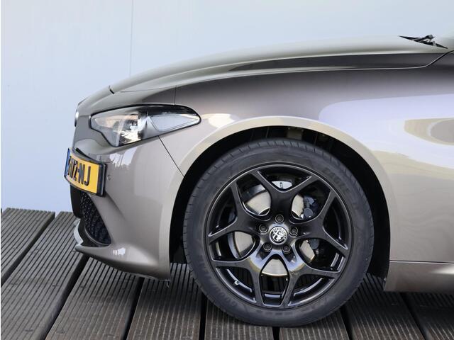 Alfa Romeo GIULIA 2.0T B-Tech | Sportstoelen | Schakelflippers | Stoel- & stuurverwarming | Unieke kleur