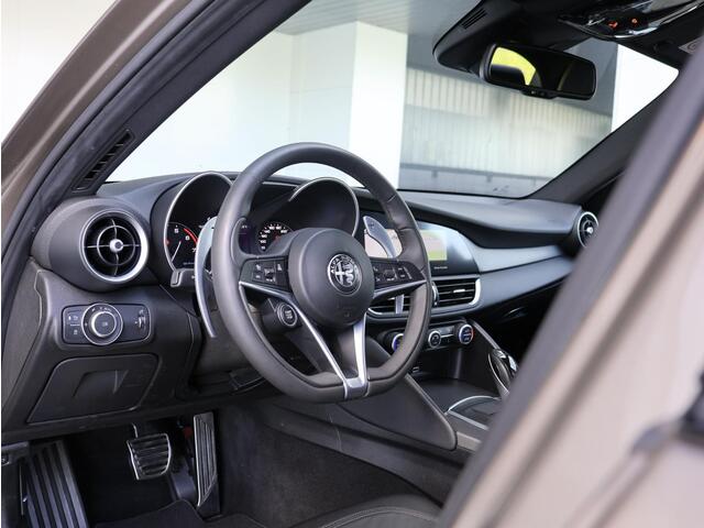 Alfa Romeo GIULIA 2.0T B-Tech | Sportstoelen | Schakelflippers | Stoel- & stuurverwarming | Unieke kleur