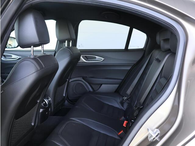Alfa Romeo GIULIA 2.0T B-Tech | Sportstoelen | Schakelflippers | Stoel- & stuurverwarming | Unieke kleur