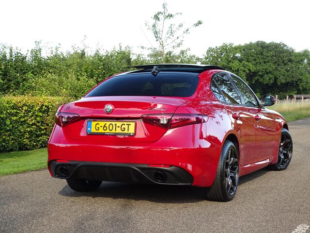 Alfa Romeo GIULIA 2.0 T AWD Veloce | H+K | Pano | All-black | Rosso Q4 | Topstaat!