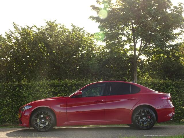Alfa Romeo GIULIA 2.0 T AWD Veloce | H+K | Pano | All-black | Rosso Q4 | Topstaat!