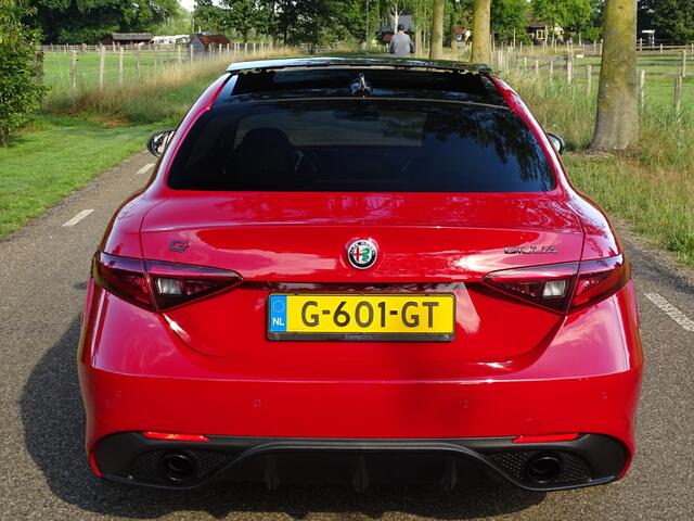 Alfa Romeo GIULIA 2.0 T AWD Veloce | H+K | Pano | All-black | Rosso Q4 | Topstaat!