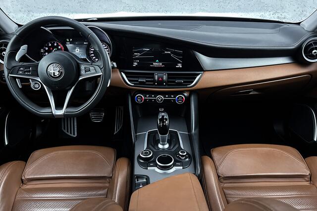 Alfa Romeo GIULIA 2.0 T AWD Veloce Automaat | 1e eigenaar! | NAP | Leder | Bi-Xenonlampen | Sportstoelen elektrisch | Verwarmde stoelen