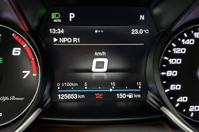 Alfa Romeo GIULIA 2.0 T AWD Veloce Automaat | 1e eigenaar! | NAP | Leder | Bi-Xenonlampen | Sportstoelen elektrisch | Verwarmde stoelen