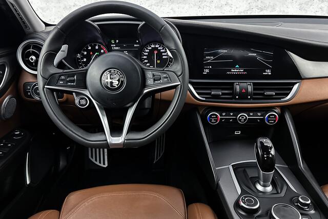 Alfa Romeo GIULIA 2.0 T AWD Veloce Automaat | 1e eigenaar! | NAP | Leder | Bi-Xenonlampen | Sportstoelen elektrisch | Verwarmde stoelen