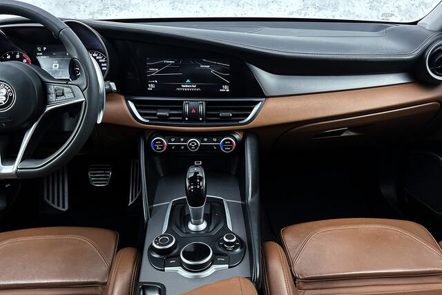 Alfa Romeo GIULIA 2.0 T AWD Veloce Automaat | 1e eigenaar! | NAP | Leder | Bi-Xenonlampen | Sportstoelen elektrisch | Verwarmde stoelen