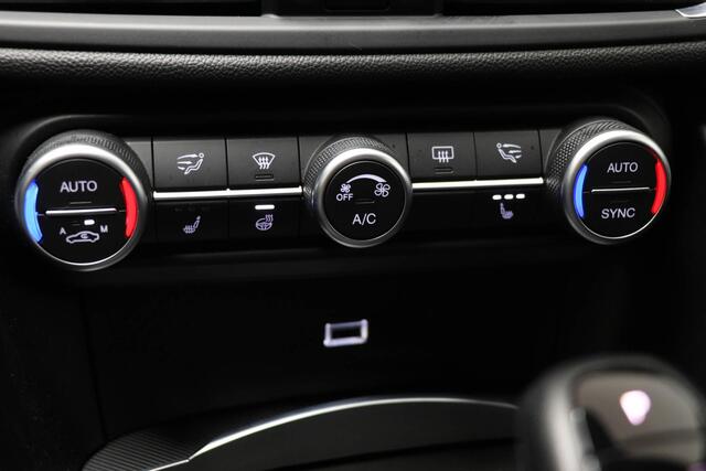 Alfa Romeo GIULIA 2.0T Super | CONVENIENCE / DRIVER ASSISTANCE- PACK | LEDER | STUURVERWARMING | DAB | CAMERA | 18"
