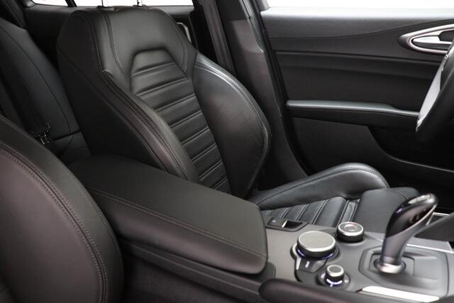 Alfa Romeo GIULIA 2.0T Super | CONVENIENCE / DRIVER ASSISTANCE- PACK | LEDER | STUURVERWARMING | DAB | CAMERA | 18"