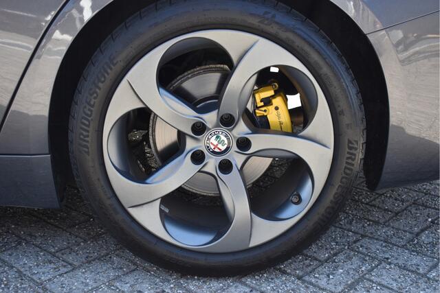 Alfa Romeo GIULIA 2.0T Super 200 pk Sport Pack | NL-Auto | Zéér netjes | Leder | Elekt.stoel | Camera | Navi