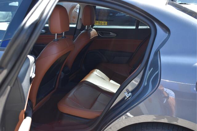 Alfa Romeo GIULIA 2.0T Super 200 pk Sport Pack | NL-Auto | Zéér netjes | Leder | Elekt.stoel | Camera | Navi