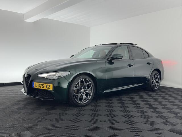 Alfa Romeo GIULIA 2.0T Sprint (INCL.BTW) Aut. *PANO | LEATHER-FABRIC | XENON | ADAPTIVE-CRUISE | BLIND-SPOT | SPORTSEATS | CAMERA | NAVI-FULLMAP | DAB+ | SHIFT-PADDLES | PRIVACY-GLASS | ECC | 18"ALU*
