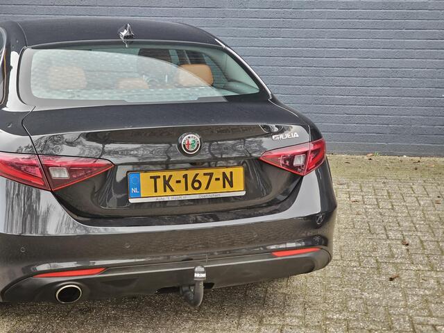 Alfa Romeo GIULIA 2.0T Super / VELOCE INT. / XENON / NAVI / TREKH.