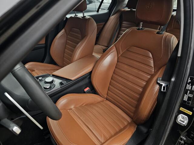 Alfa Romeo GIULIA 2.0T Super / VELOCE INT. / XENON / NAVI / TREKH.