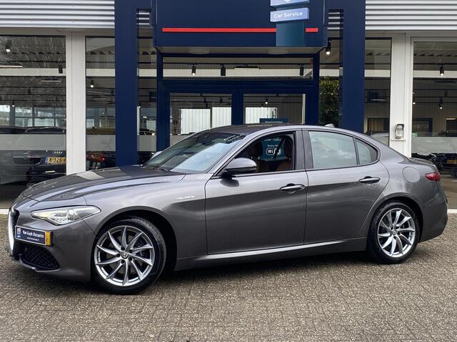 Alfa Romeo GIULIA 2.0 T AWD Veloce / Automaat / NL-Auto / 1e-Eigenaar / Vol-Leder / Stuur-/Stoelverwarming / Elektr.-Stoelen met Geheugen / Flippers / Cruise-Control / Climate-Control / DAB Radio-Bluetooth / Navi / PDC V+A / 18'' LMV / ENZ.