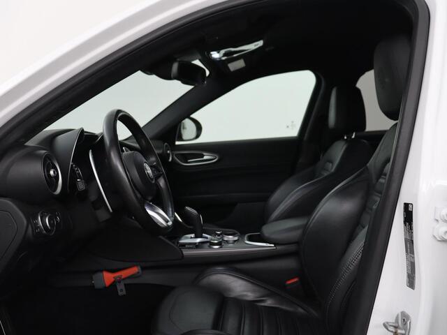 Alfa Romeo GIULIA 2.0T Sprint | Leder | Adaptive cruise | Stoel & stuurverwarming | Trekhaak | Camera | Sportstoelen | Keyless | Carplay | Bi-Xenon | Climate control | Navigatie