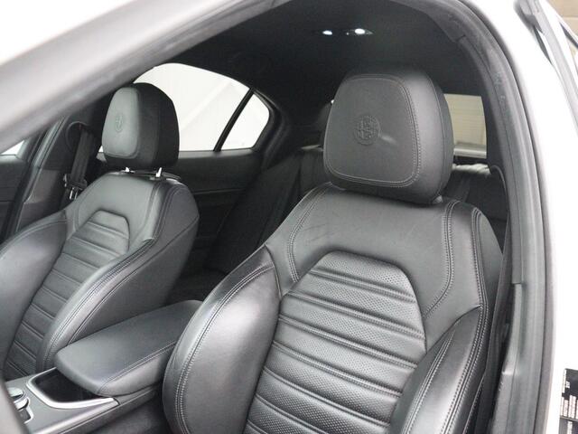 Alfa Romeo GIULIA 2.0T Sprint | Leder | Adaptive cruise | Stoel & stuurverwarming | Trekhaak | Camera | Sportstoelen | Keyless | Carplay | Bi-Xenon | Climate control | Navigatie