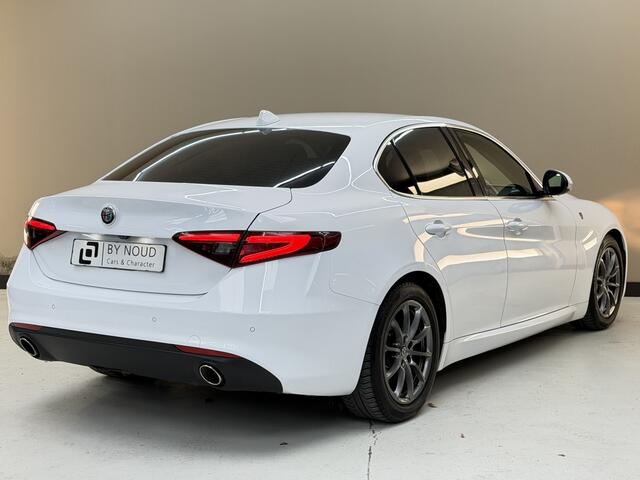 Alfa Romeo GIULIA 2.2 Eco Business Super, 136Pk, 2017, Liefhebbersauto, Squadra tuning, Trekhaak, Cruise control, All season banden, Automatische verlichting,